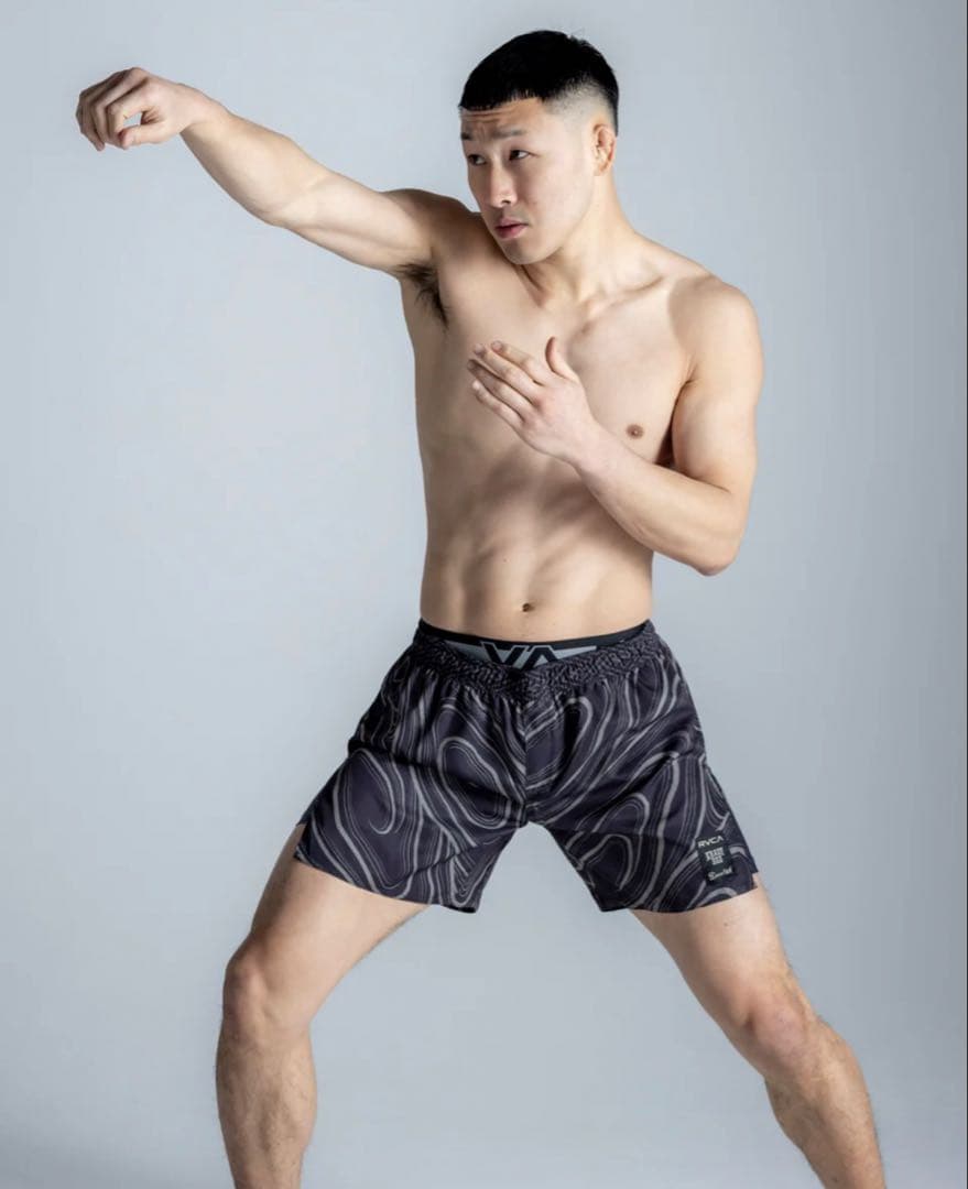 【最終値下げ】新品RVCAXKRAZYBEEXGAKKINファイトショーツXL