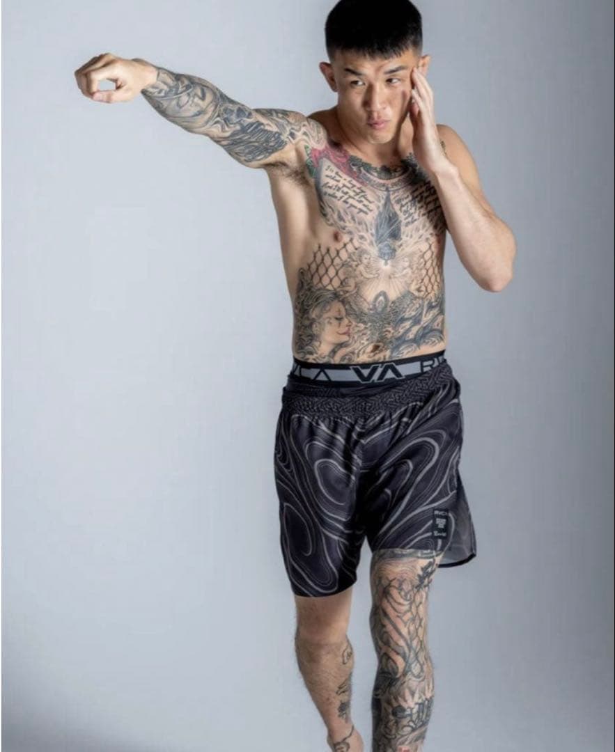 【最終値下げ】新品RVCAXKRAZYBEEXGAKKINファイトショーツXL