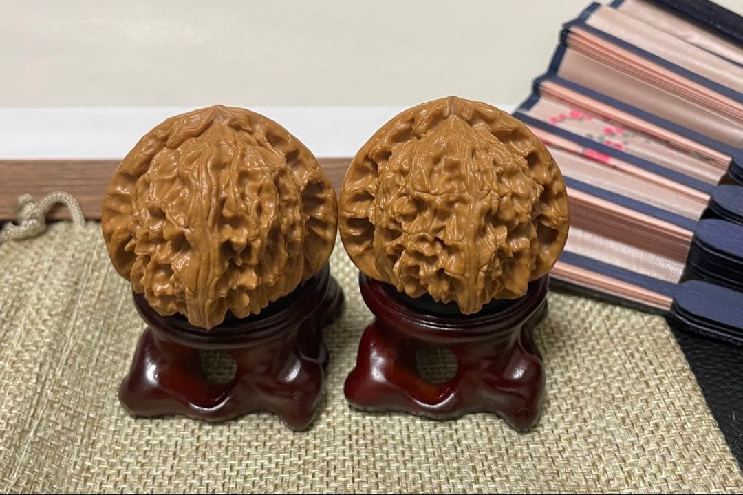 ご依頼No.338 遊ぶクルミ文玩核桃精配三角白狮子头核桃 文玩袋 セット