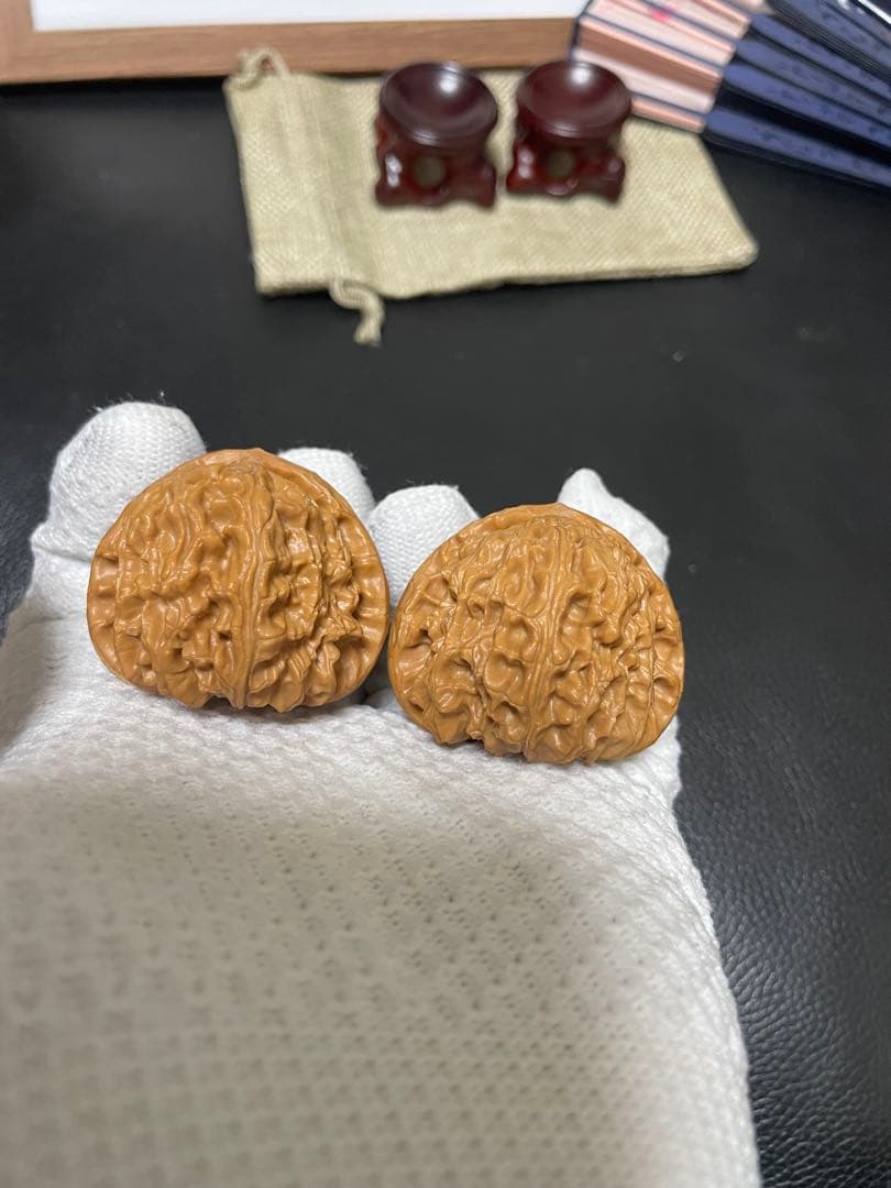 ご依頼No.338 遊ぶクルミ文玩核桃精配三角白狮子头核桃 文玩袋 セット