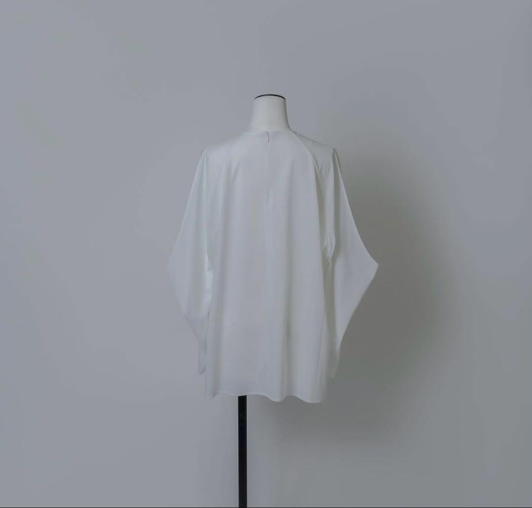 はなはな　LOHEN SHOULDER SLIT CUTSEW