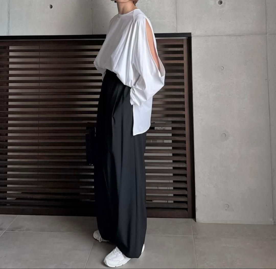 はなはな　LOHEN SHOULDER SLIT CUTSEW