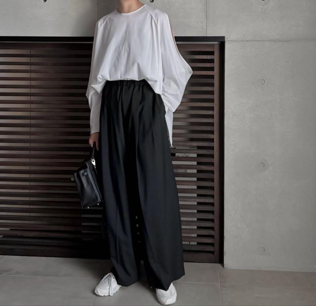 はなはな　LOHEN SHOULDER SLIT CUTSEW