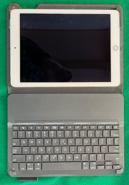 iPad Air2 ゴールド 本体 + キーボードケース(Logicool)