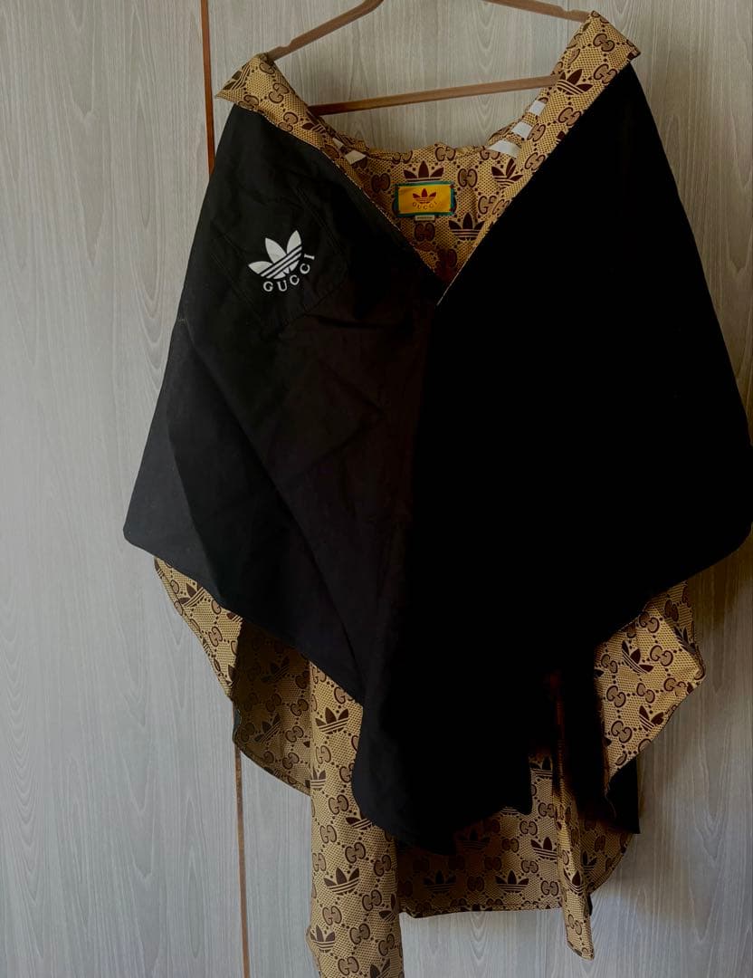 adidas×GUCCIコラボ ポンチョ 黒