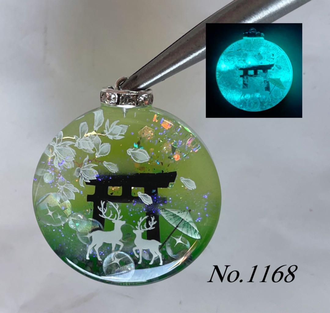 RUKURUKU/藤の花と天空の城と親子オオカミ　オルゴナイトキーホルダー