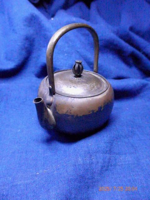 銅のとても古い小ぶりの薬缶、急須、水差しです