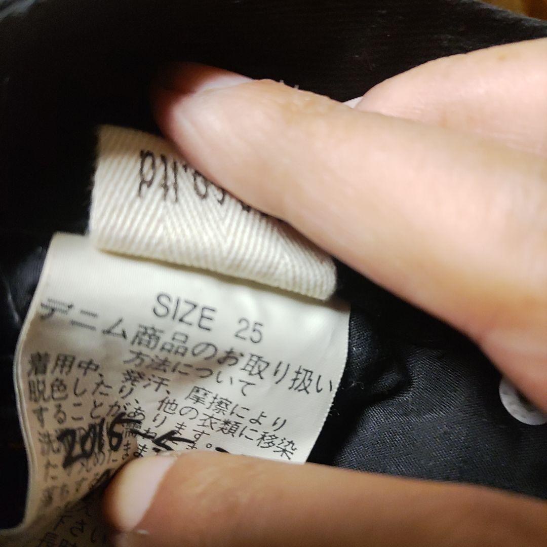 装飾付き黒ショートパンツ