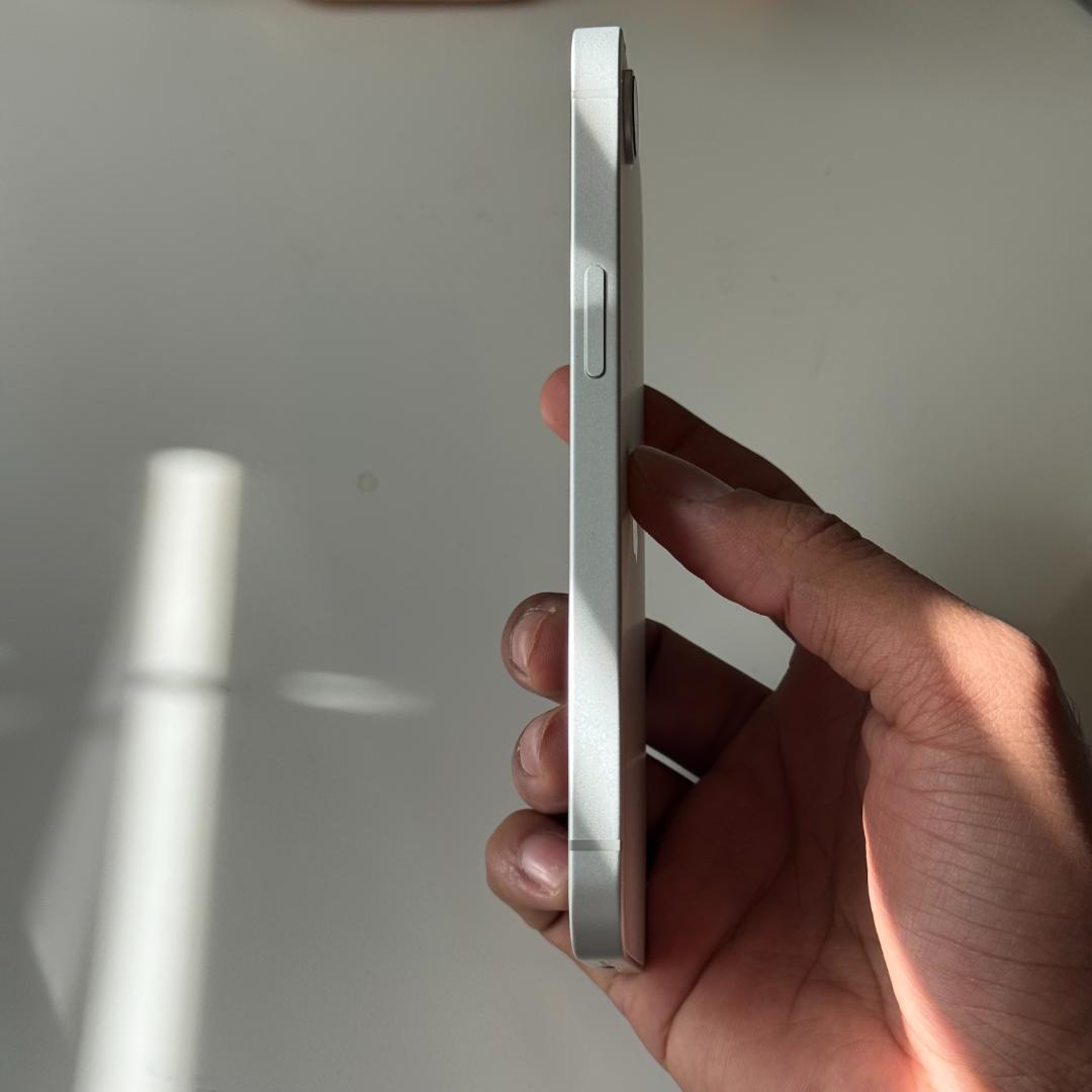 【新品同様】iPhone 16e｜128GB｜SIMフリー版　バッテリー100％