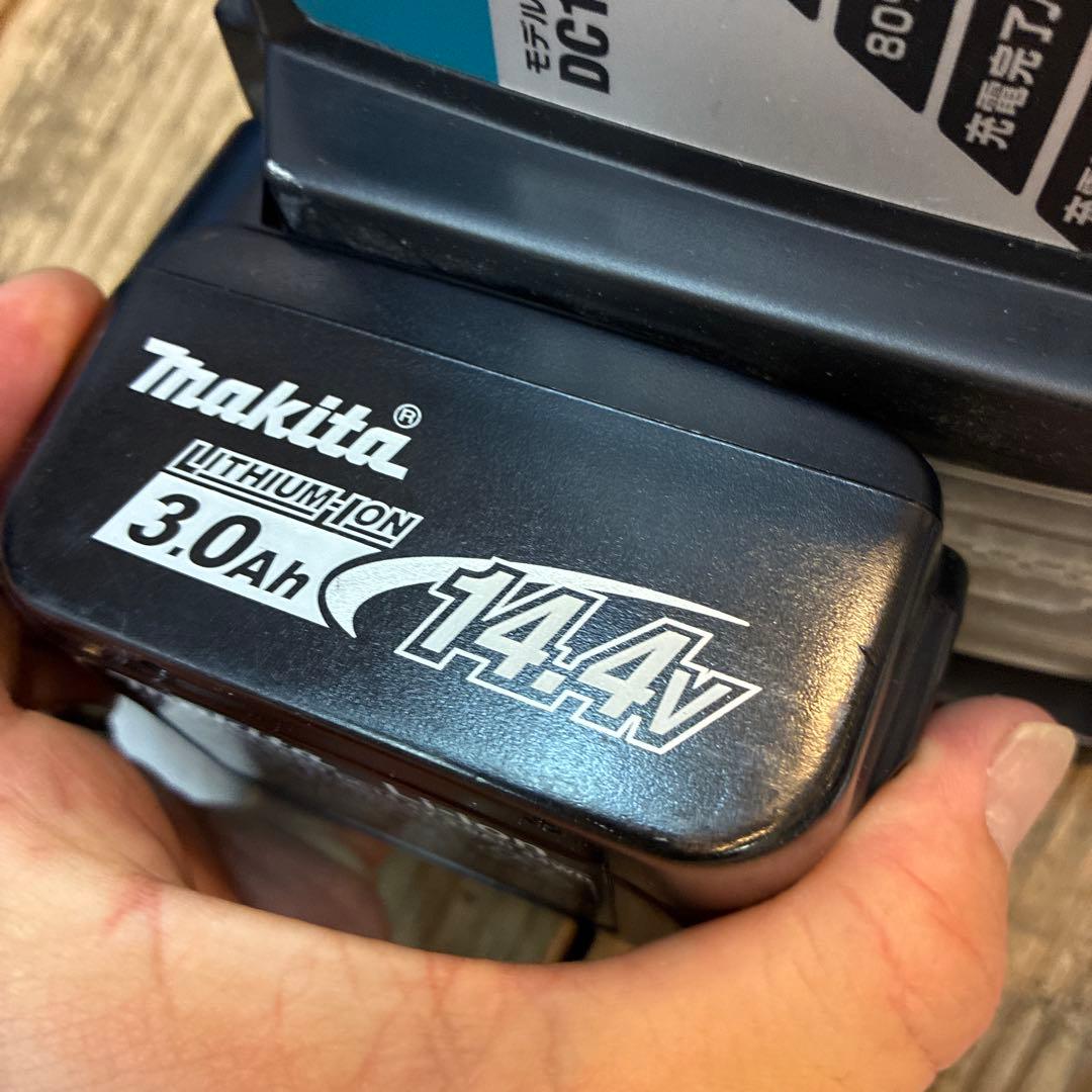 マキタ　makita 充電式クリーナー　CL142FD バッテリー付き