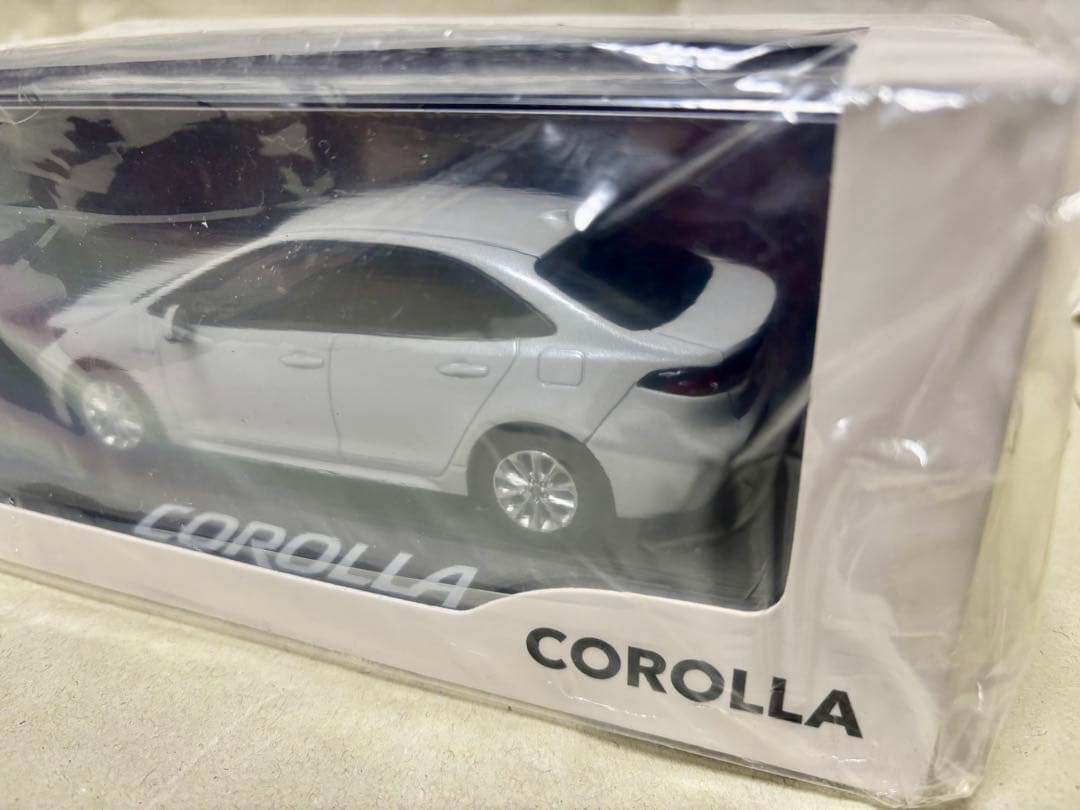 カローラ　ミニカー　ホワイトパールクリスタルシャイン　ケース付未開封
