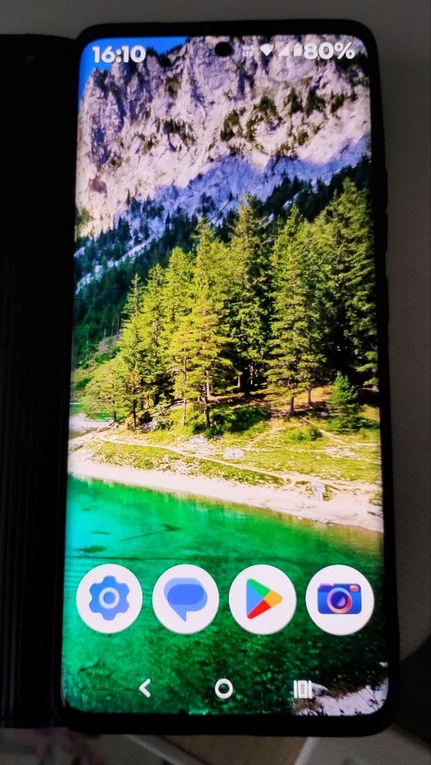 付属品一式全て揃っています。 1ヶ月位使用。 黒のカバー付けていたので綺麗です。