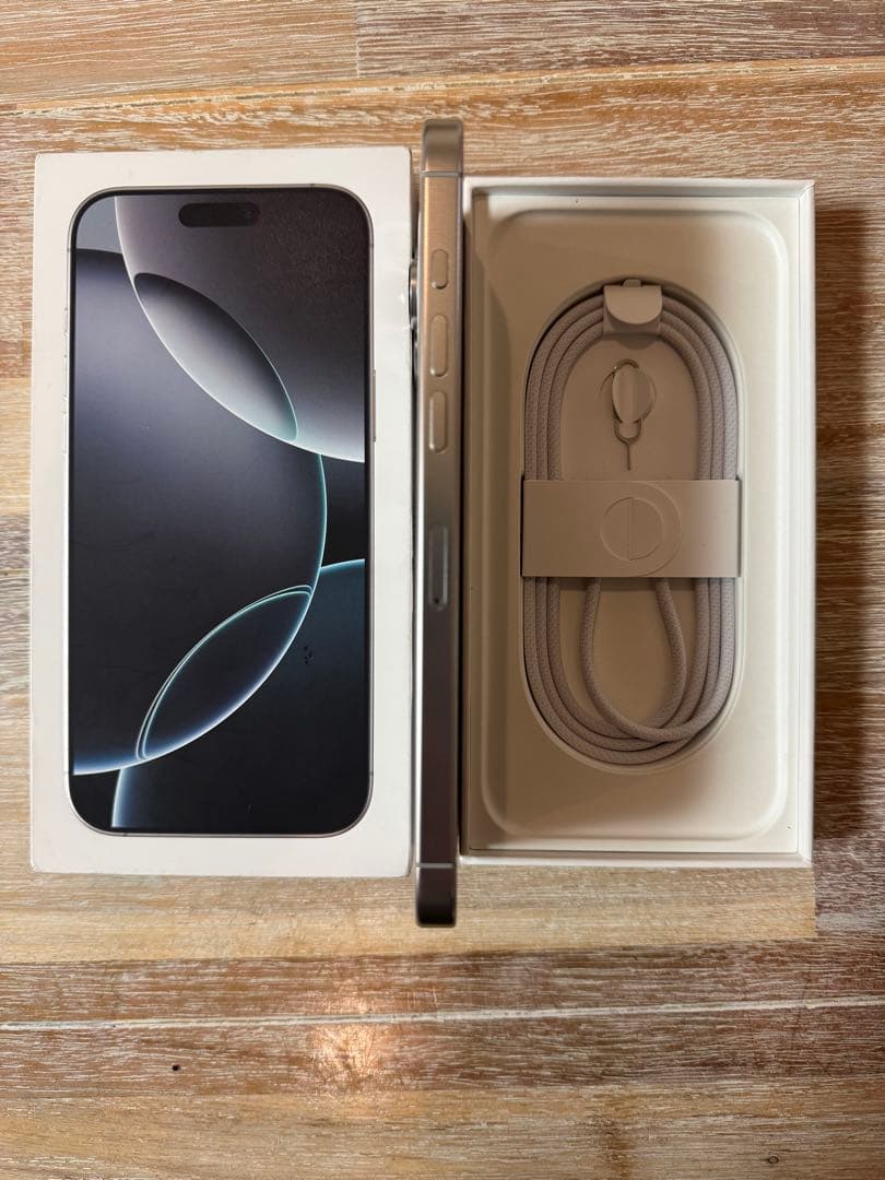 【極美品】iPhone16 Pro Max 256GB SIMフリー ホワイ