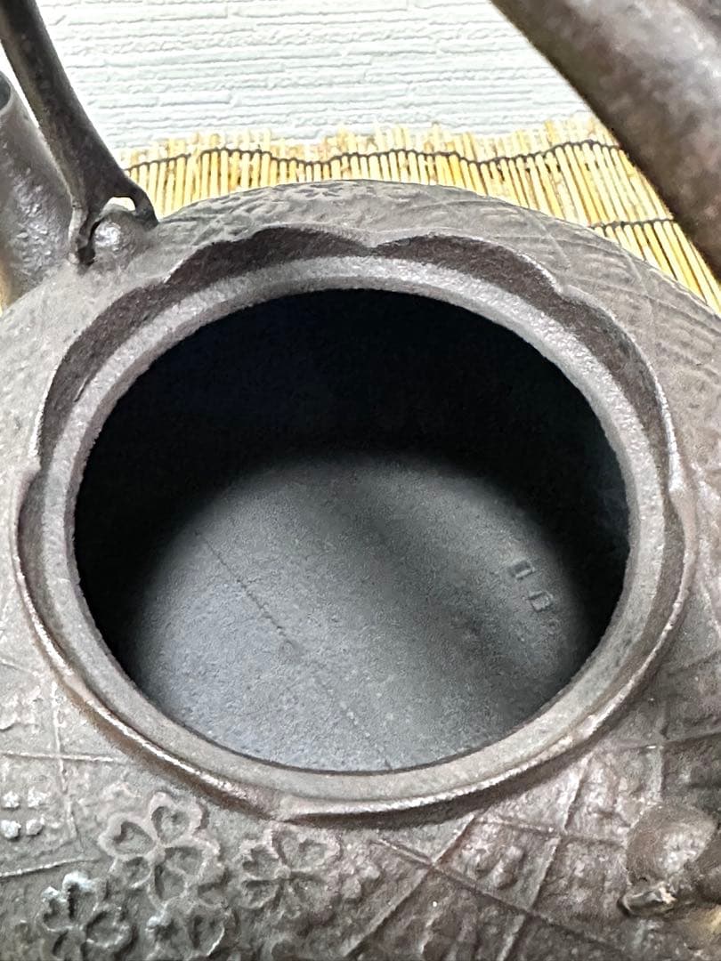 未使用品、栞付　岩手県奥州 佐秋鋳造所 佐藤守巨造 真作保証　南部鉄瓶 南部鉄器