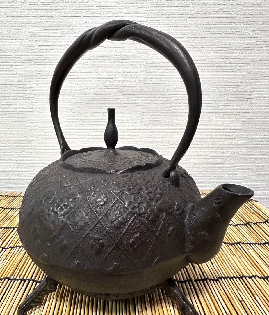 未使用品、栞付　岩手県奥州 佐秋鋳造所 佐藤守巨造 真作保証　南部鉄瓶 南部鉄器