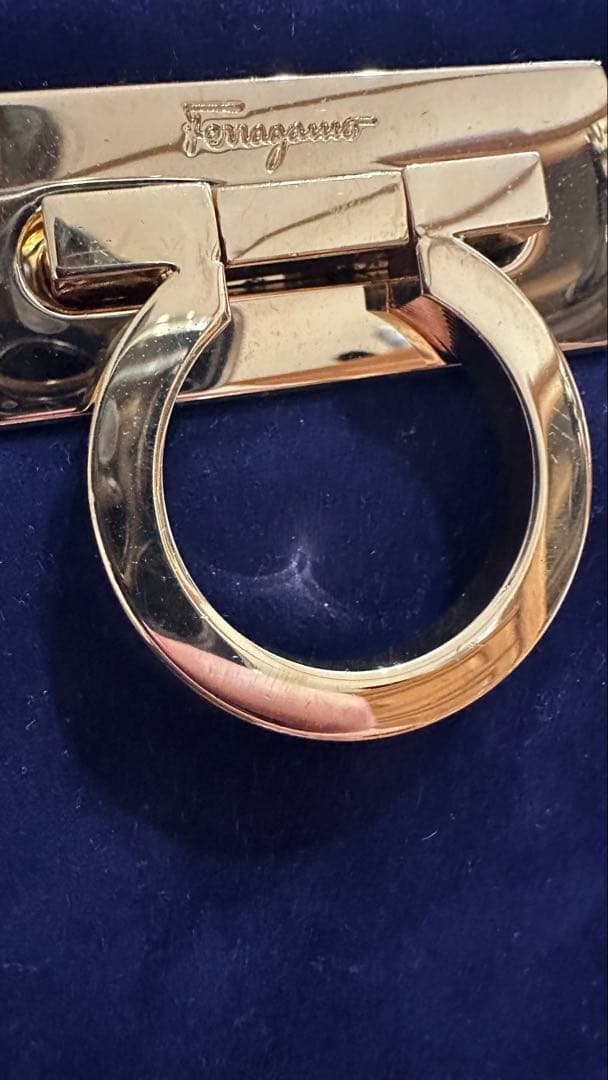 フェラガモ スエード ガンチーニ チェーンショルダーバッグ ネイビー レディース