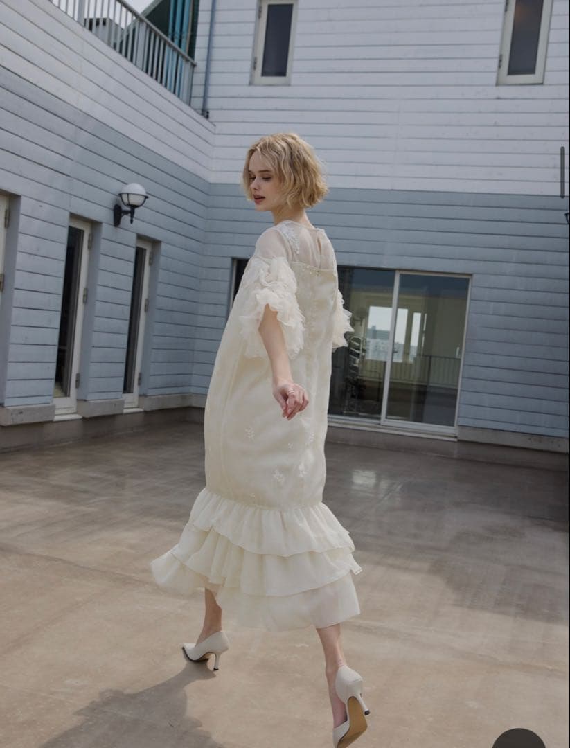 アイボリー フリル付きロングドレス