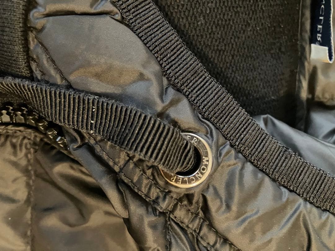Moncler モンクレール　ダウンとコンビのパーカー　斜めジップ