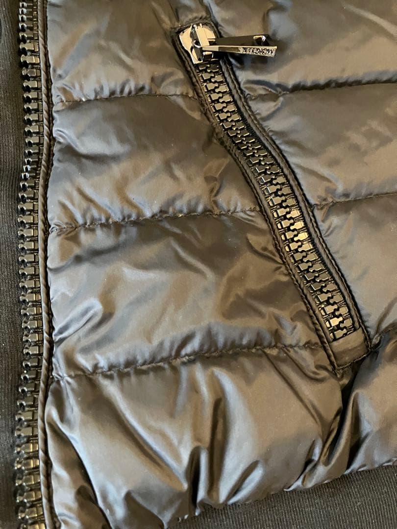 Moncler モンクレール　ダウンとコンビのパーカー　斜めジップ