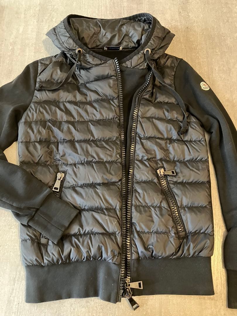 Moncler モンクレール　ダウンとコンビのパーカー　斜めジップ