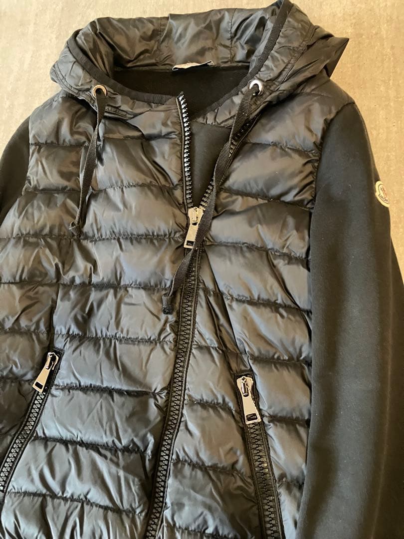 Moncler モンクレール　ダウンとコンビのパーカー　斜めジップ