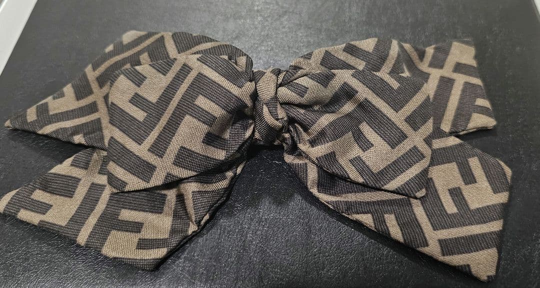 FFロゴリボンヘアアクセサリー　FENDI