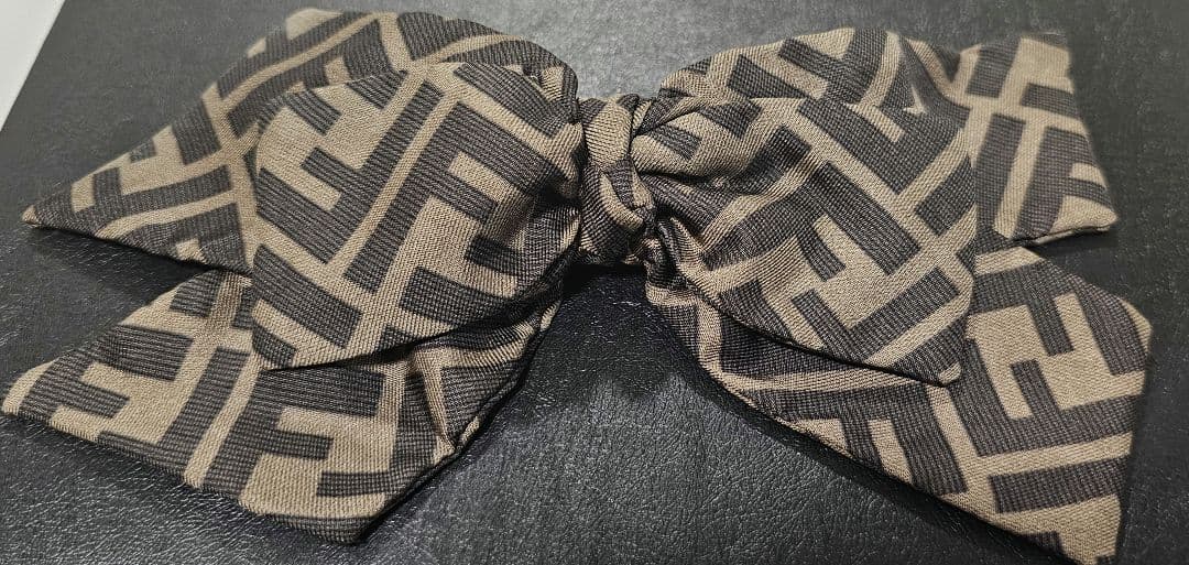 FFロゴリボンヘアアクセサリー　FENDI