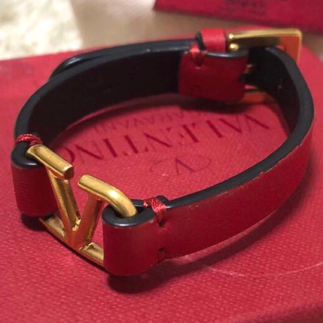 未使用級✨ヴァレンティノ　Vロゴ レザーバングル　ブレスレット レッド