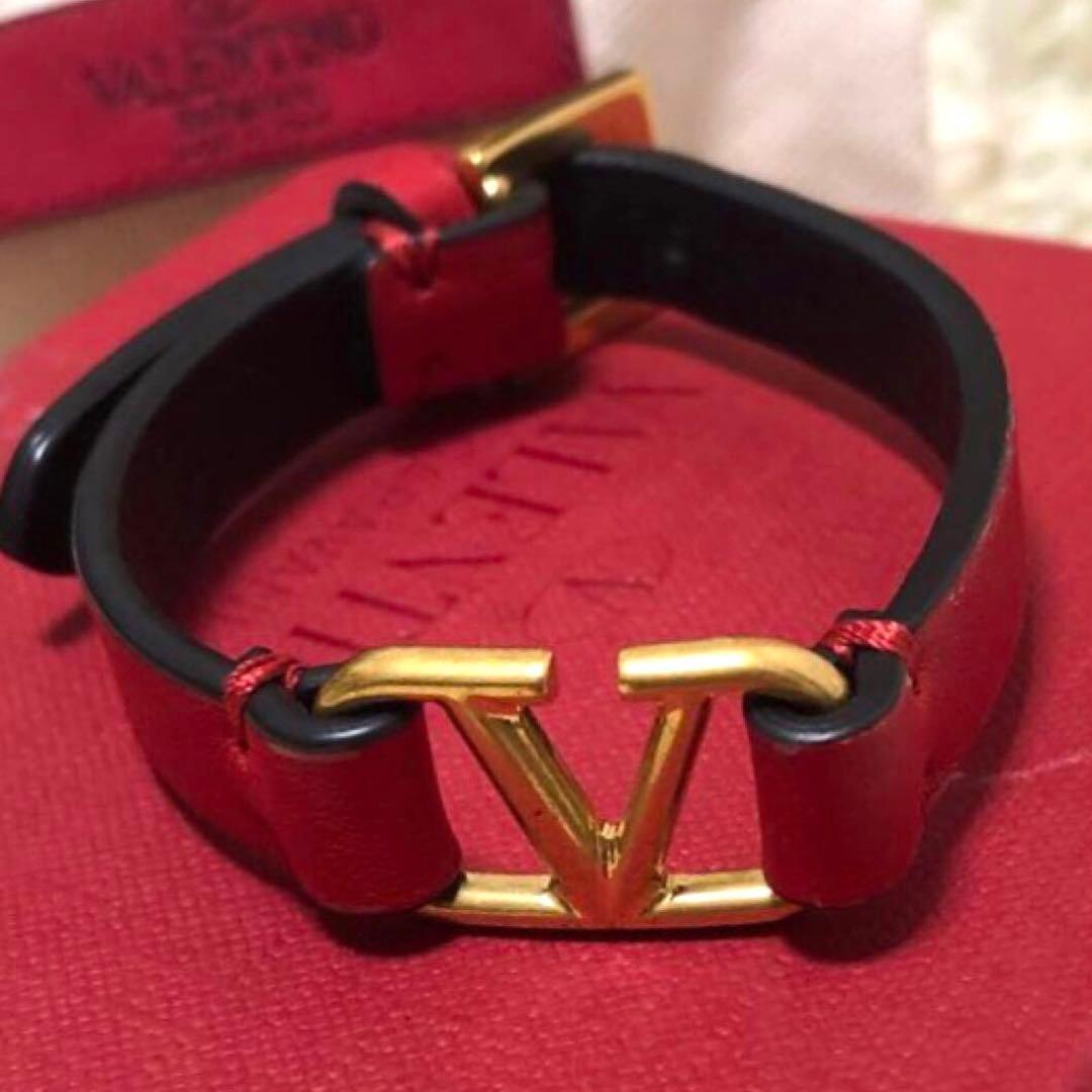 未使用級✨ヴァレンティノ　Vロゴ レザーバングル　ブレスレット レッド