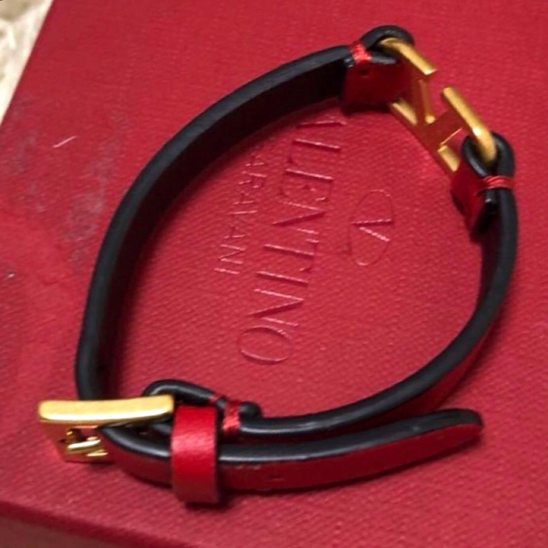 未使用級✨ヴァレンティノ　Vロゴ レザーバングル　ブレスレット レッド