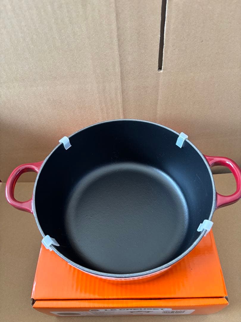 ルクルーゼ　ココット・ロンド 22cm ガーネット (ブラックマットホーロー)