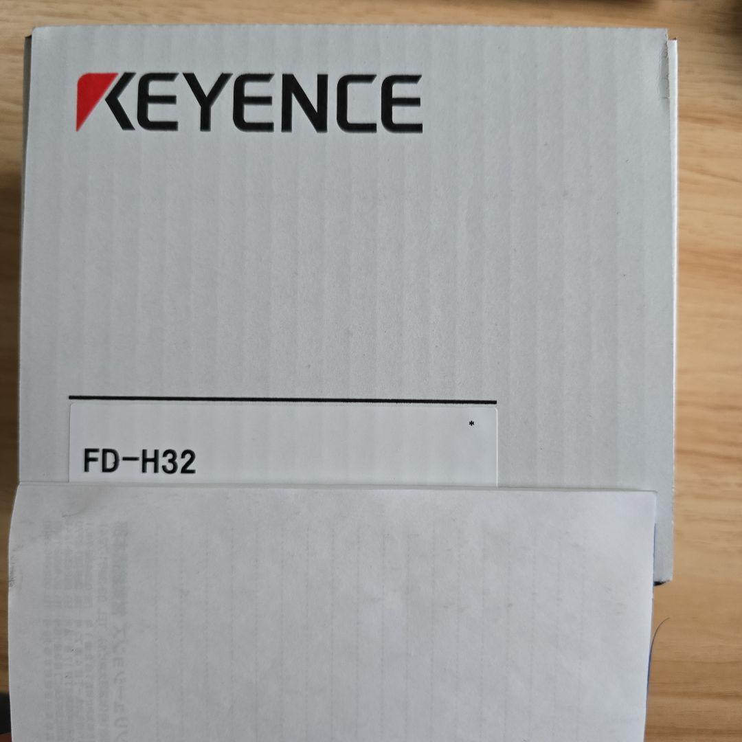 配管に挟み込むクランプオン式流量センサー、電源ケーブルセット　キーエンス