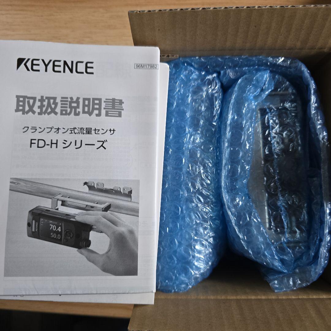 配管に挟み込むクランプオン式流量センサー、電源ケーブルセット　キーエンス