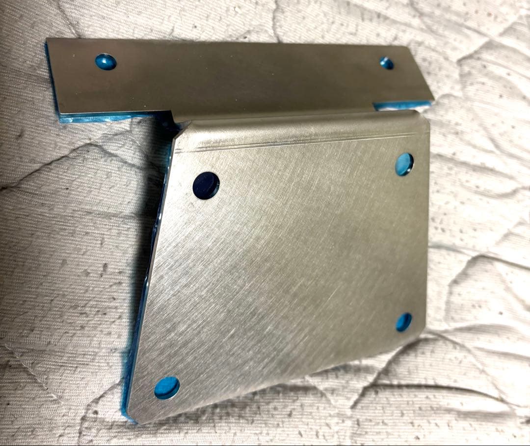 スペース　ポリッシュナンバー敷板とフェンダーレスブラケット