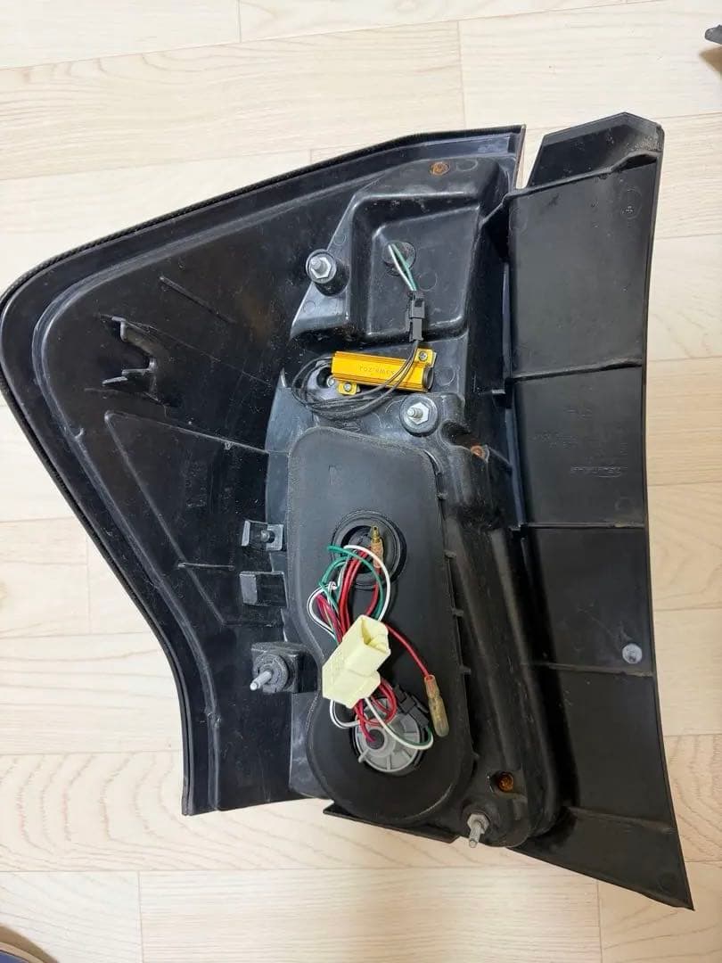 プリウスα REVIER テールランプ ブラック/レッド レンズ