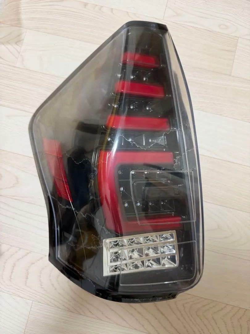 プリウスα REVIER テールランプ ブラック/レッド レンズ