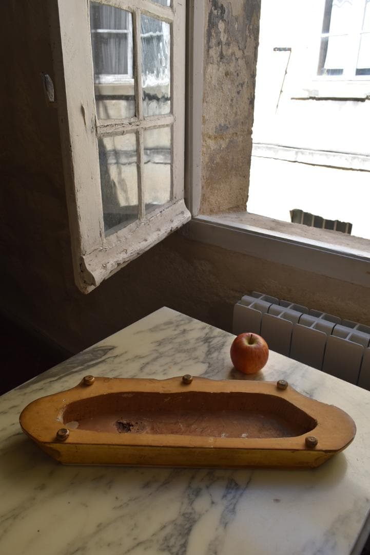 難有フランス19世紀　シャビーシックな金のリボンレリーフのグローブドマリエの台座