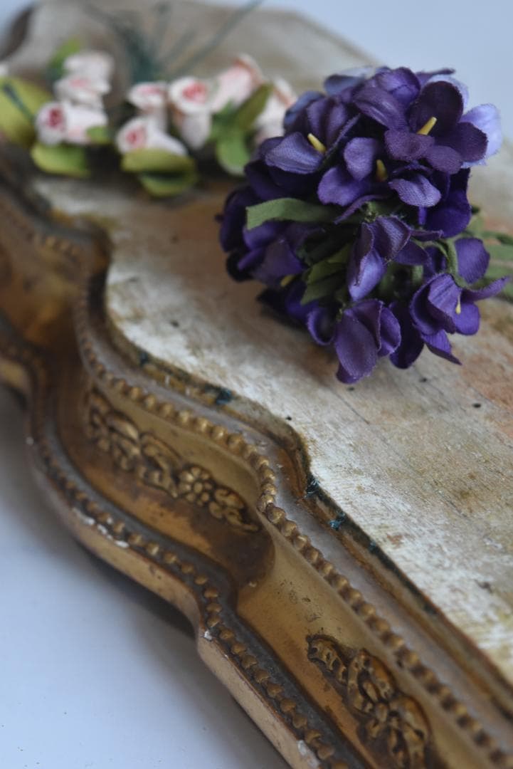 難有フランス19世紀　シャビーシックな金のリボンレリーフのグローブドマリエの台座