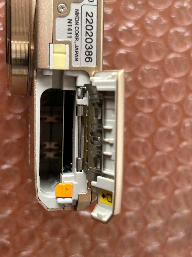 NIKON COOLPIX S7000本体