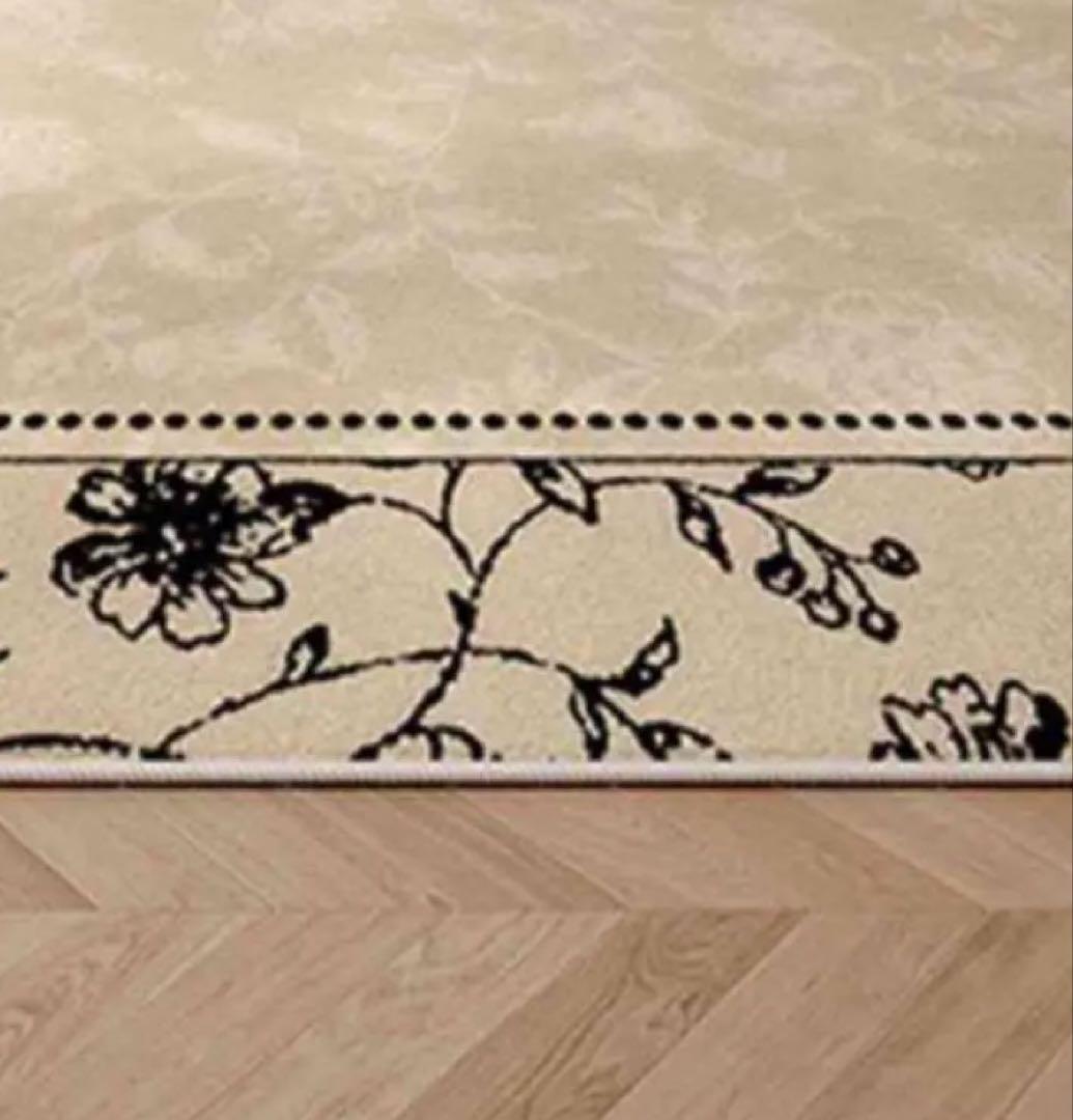 花柄ラグ・カーペット・クリーム色　新品　４万円の商品　１０日まで期間限定販売