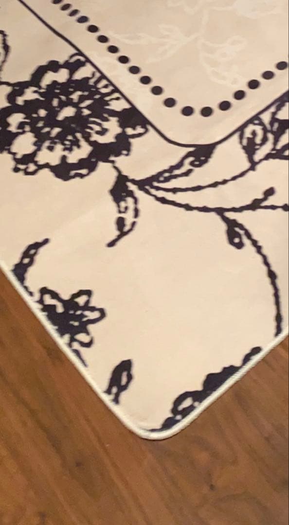 花柄ラグ・カーペット・クリーム色　新品　４万円の商品　１０日まで期間限定販売