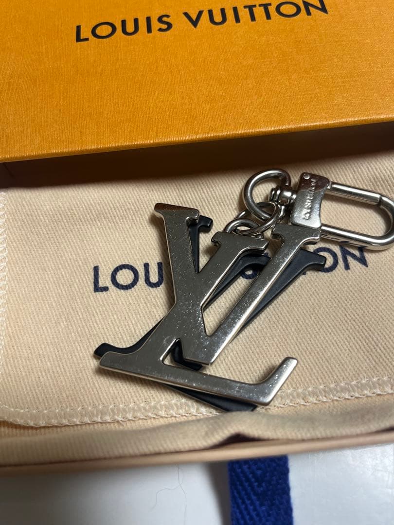 LOUIS VUITTON ロゴキーホルダー