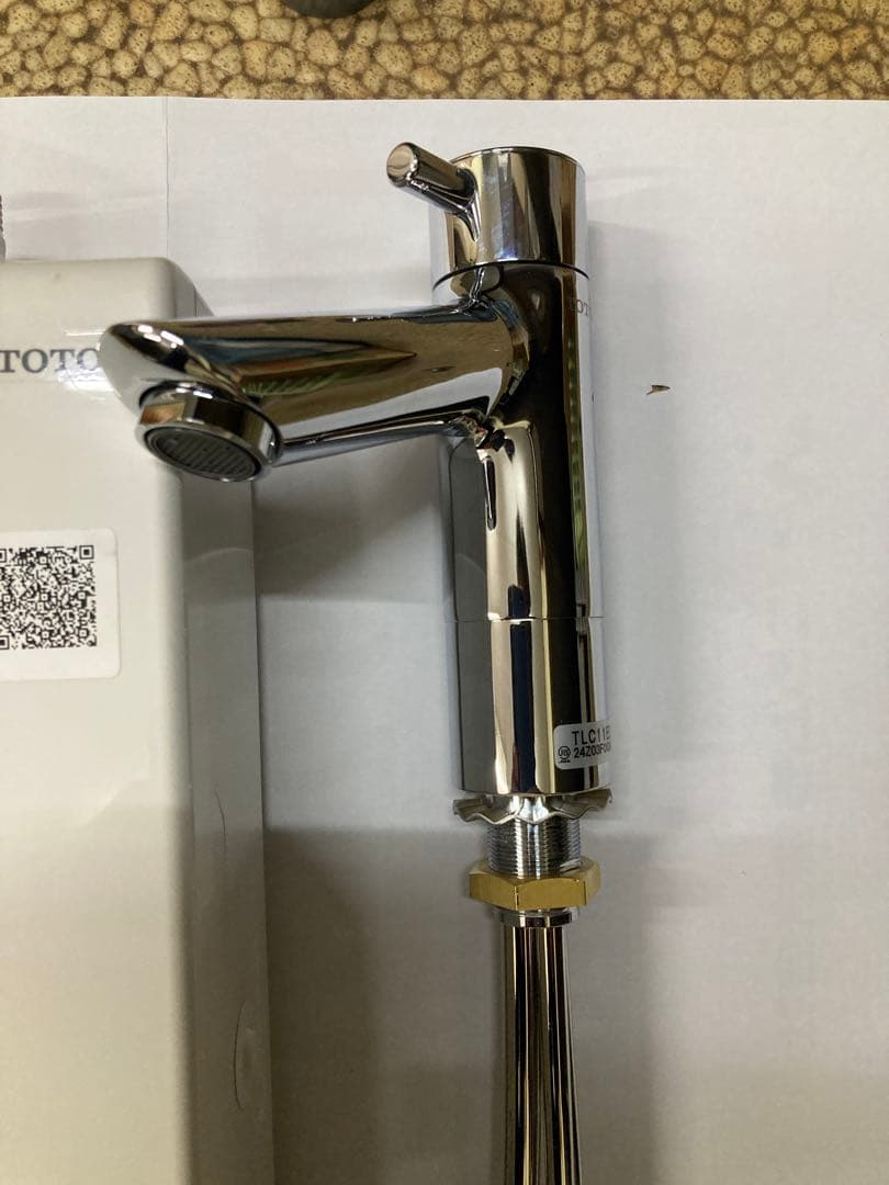 TOTO 手洗器用小型電気温水器と 専用水栓(¥81.950)