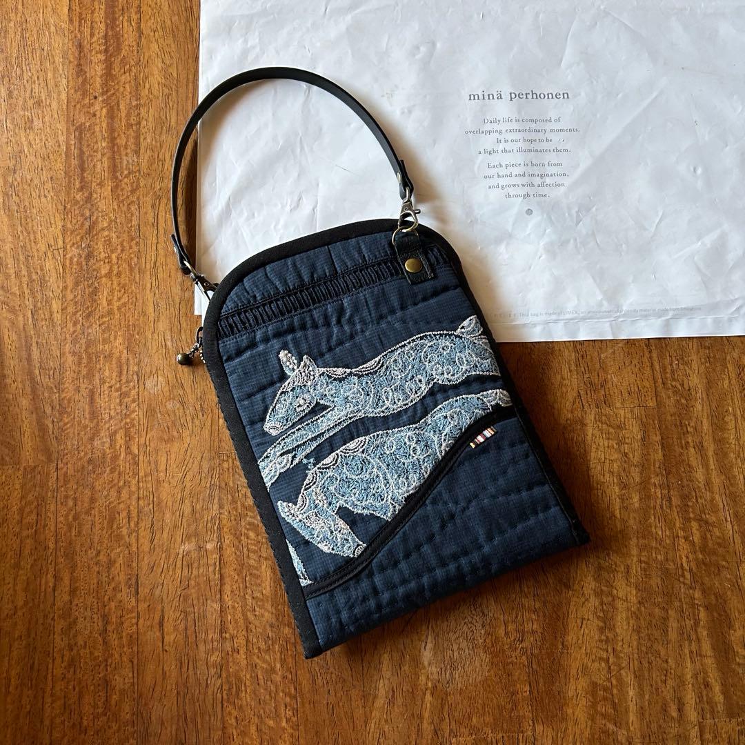 ミナペルホネン　スマホポーチ　キルト　papurikko ネイビー