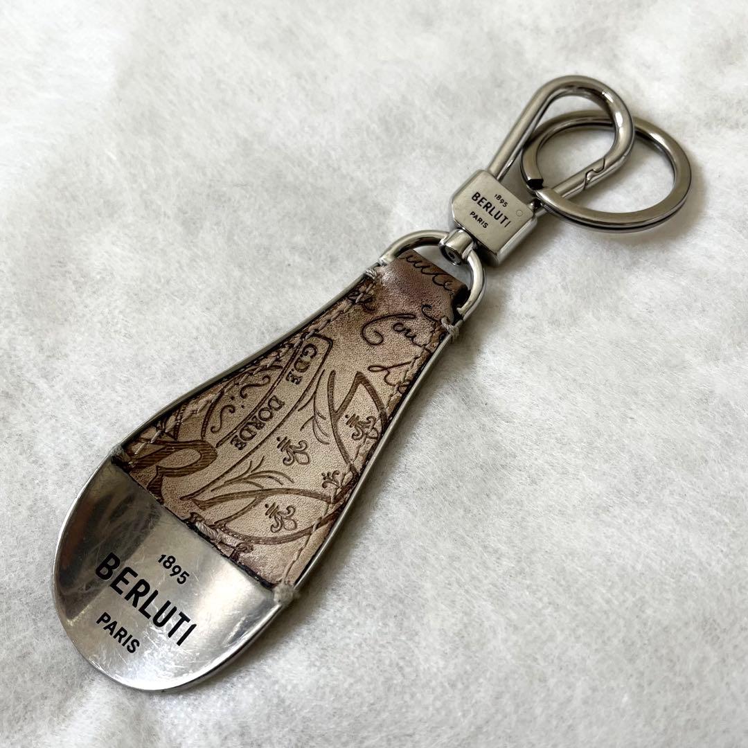 ベルルッティ　シューホーン　キーホルダー　カリグラフィー　レザー　白系　茶色