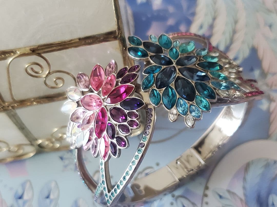 ◯スワロフスキー フラワーモチーフ カラーストーン バングル◯