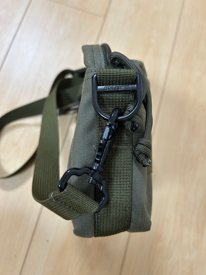 BRIEFING ショルダーバッグ オリーブ