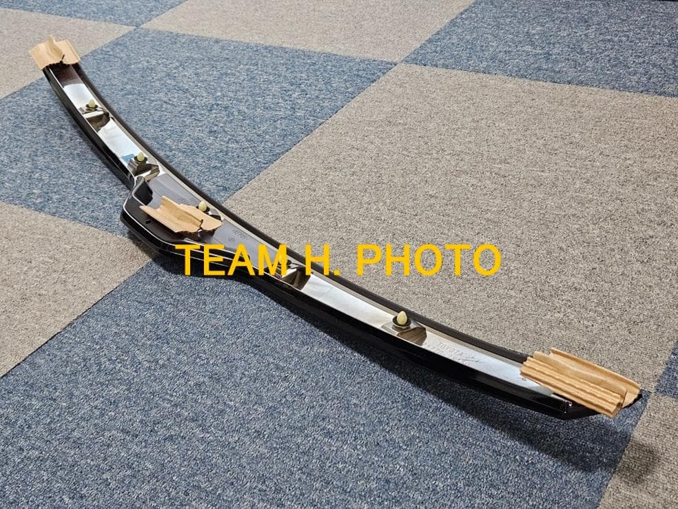 80系ヴォクシー前期に☆ G's採用 純正 ボンネットフードモール　202 黒