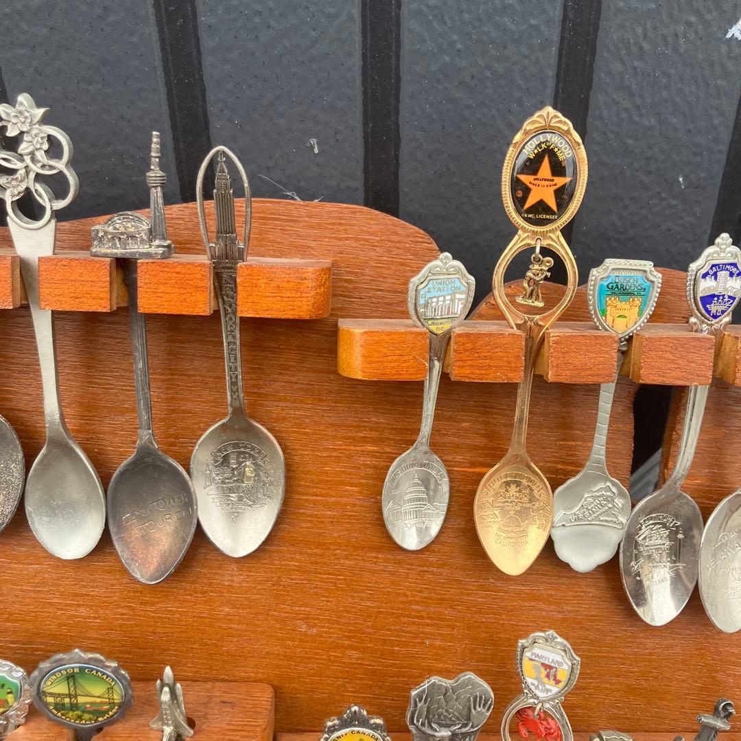 ① ヴィンテージ アメリカ地図型台座付き スーベニアスプーンコレクション 61本