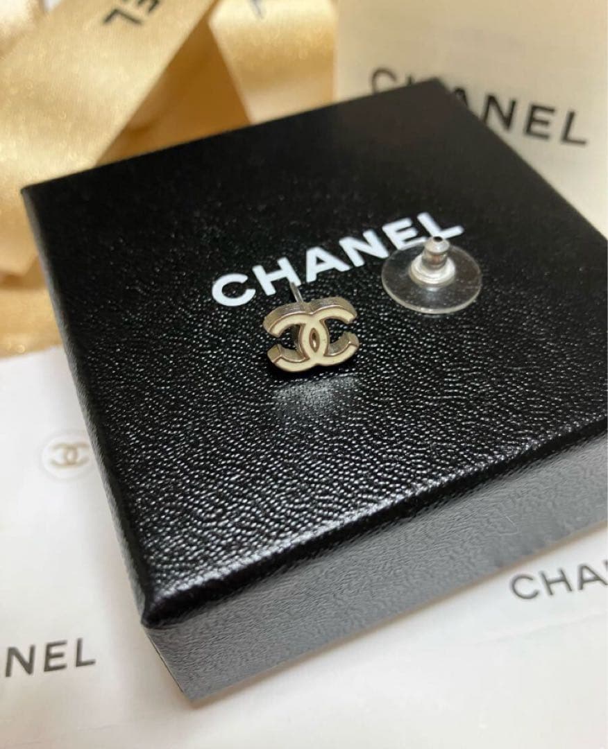 極美品CHANEL ココマーク 片耳ピアス ホワイト系 正規品 シャネル ピアス